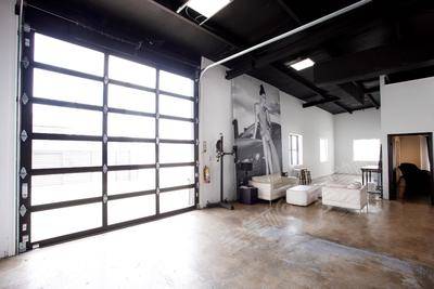 Spacious Studio and Art Gallery With Natural Light Located In The Heights District场地环境基础图库